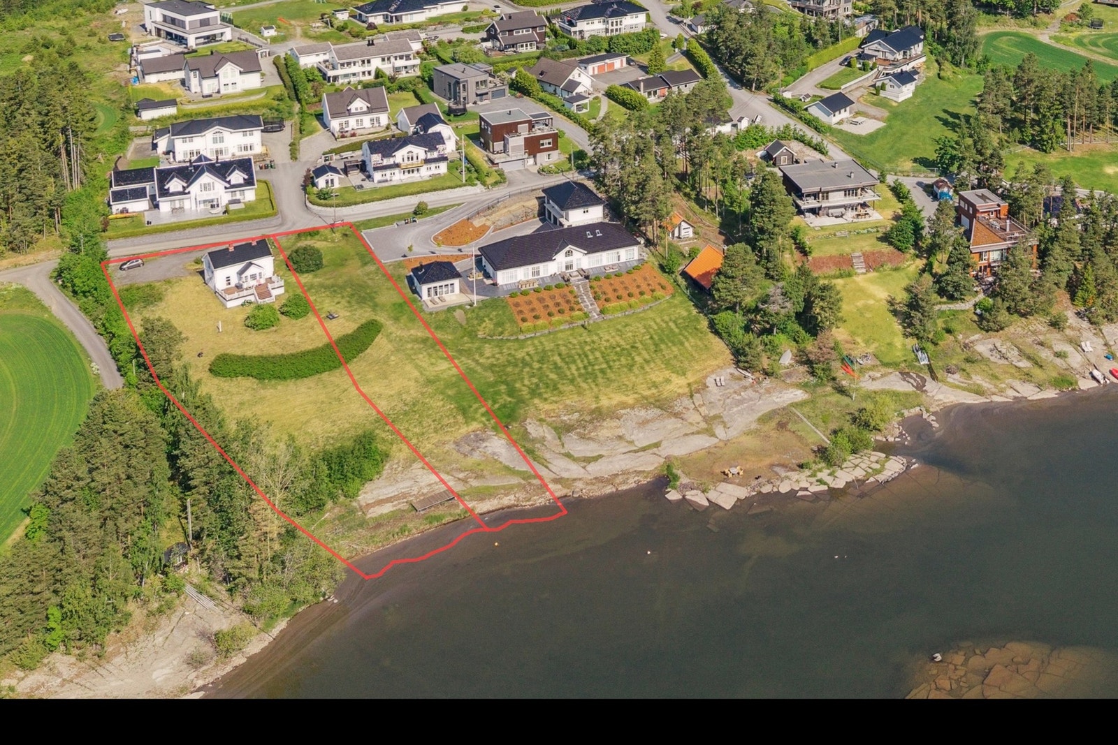 Gunn Margit Andreassen v/Privatmegleren Hønefoss har gleden av å presentere Sommerroveien 62! Ca. tomtegrenser er illustrert på bilde. Det er ikke nøyaktig grenser, kun ment som en illustrasjon. Galleribilde