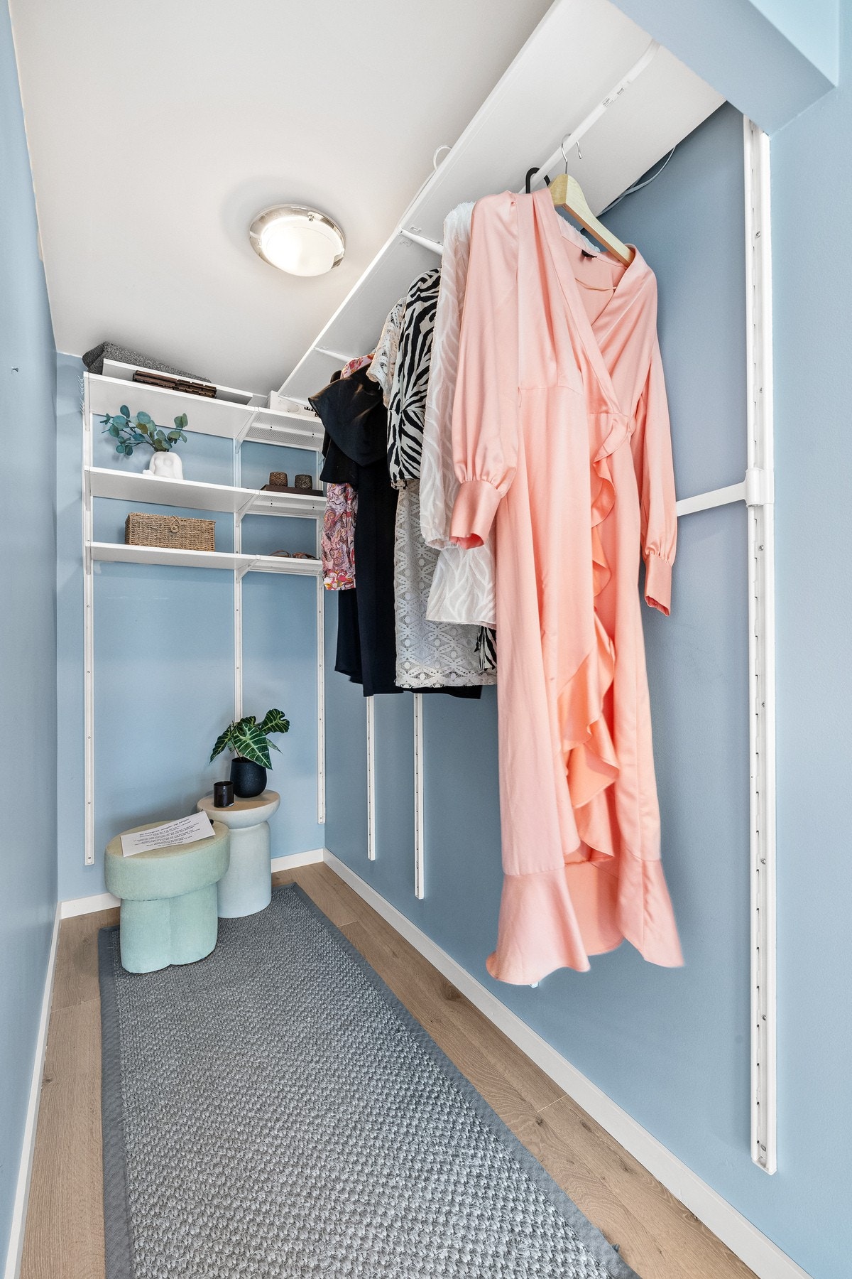 Praktisk og romslig walk-in garderobe i tilknytning til soverommet. Smarte oppbevaringsløsninger som gir en effektiv utnyttelse av plassen. Galleribilde