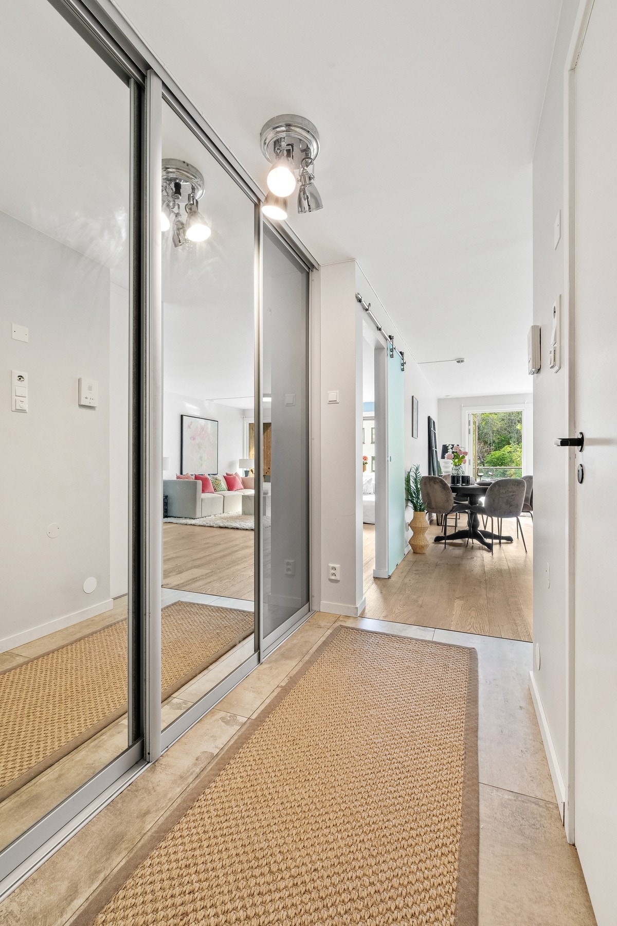 Fra entréen er det adkomst til både bad, stue og praktisk garderobe løsning , noe som gir en funksjonell og gjennomtenkt planløsning. Galleribilde