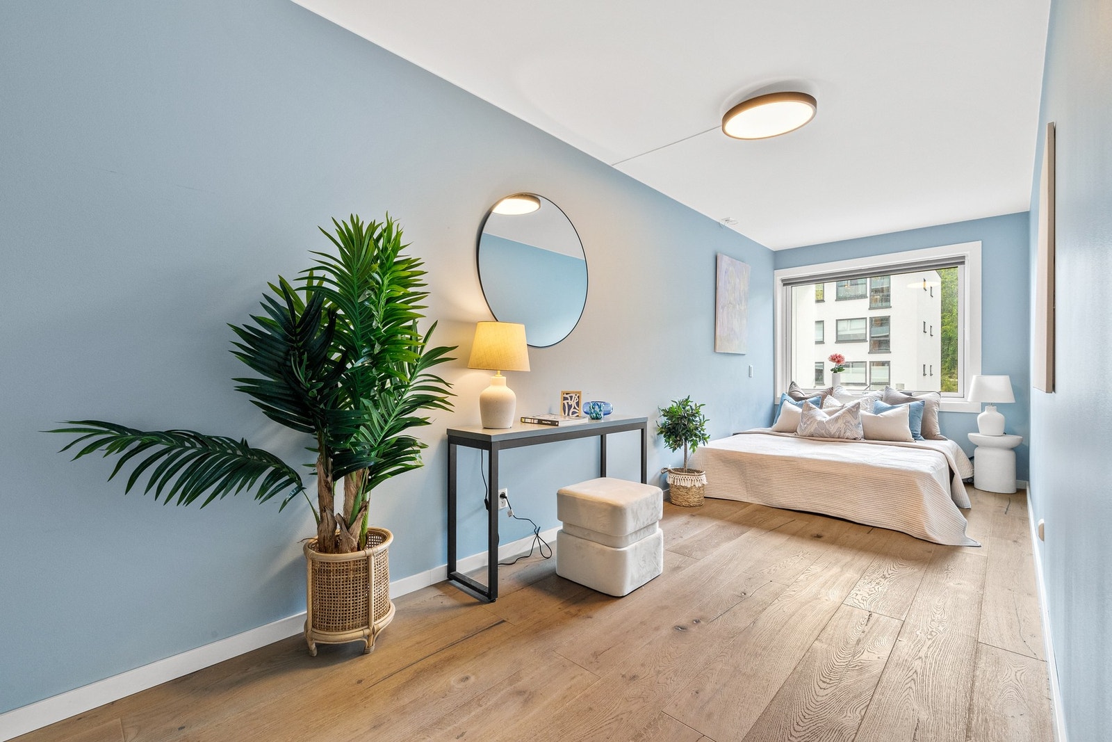 Lyst og moderne soverom med store vindusflater som gir rikelig med naturlig lys. Galleribilde