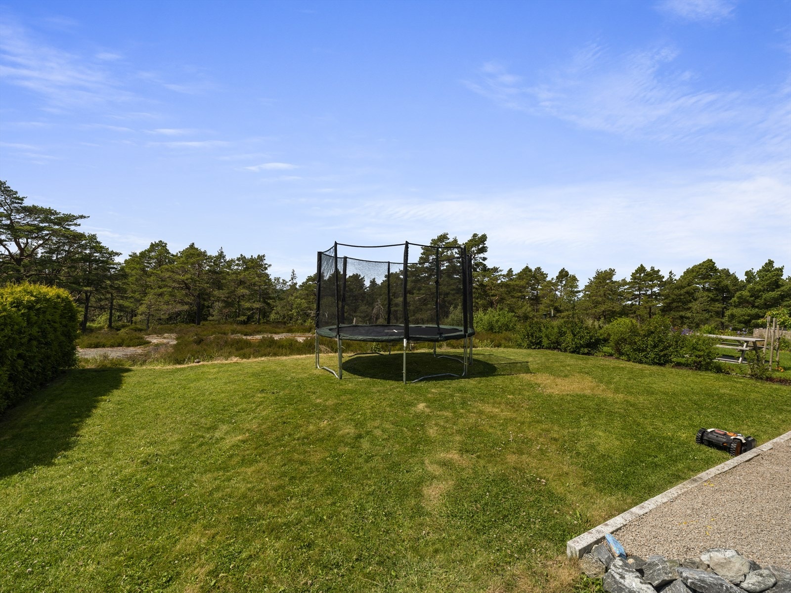 Eiendommen ligger i usjenerte omgivelser helt innerst på Brattskottfeltet - i første rekke mot fjorden Galleribilde