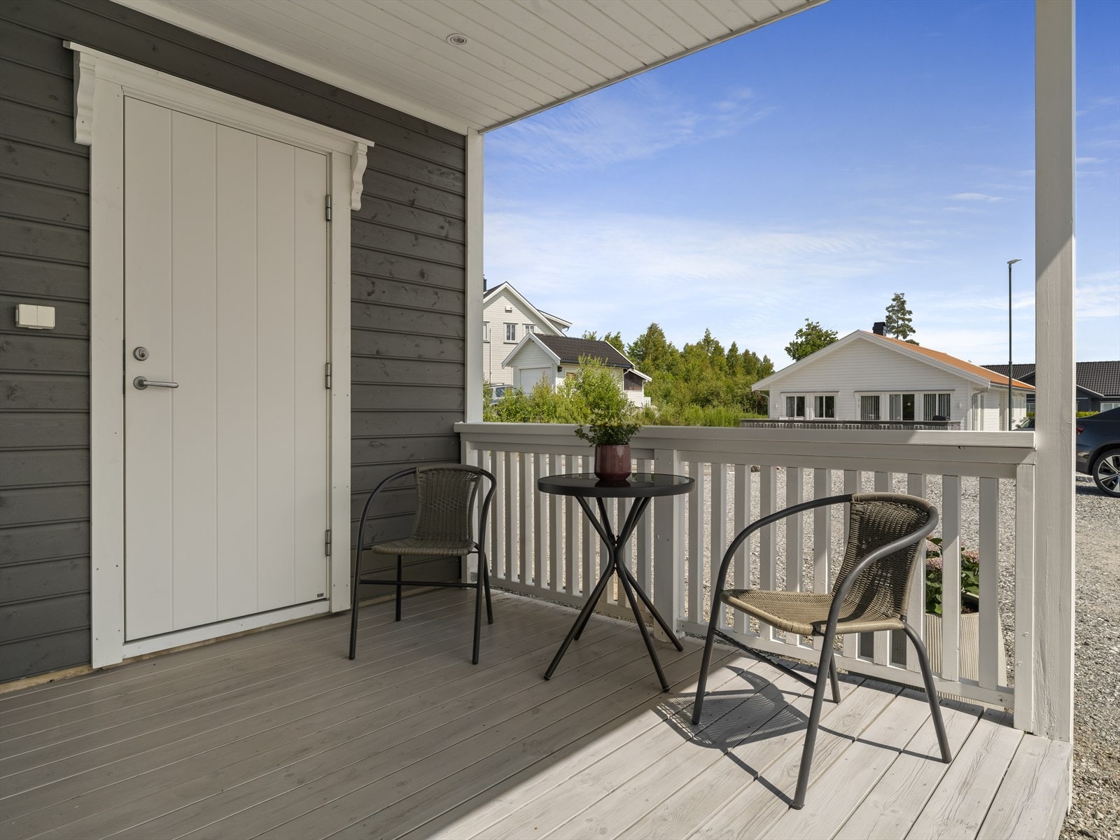 Overbygd terrasse og sportsbod ved inngangsparti Galleribilde
