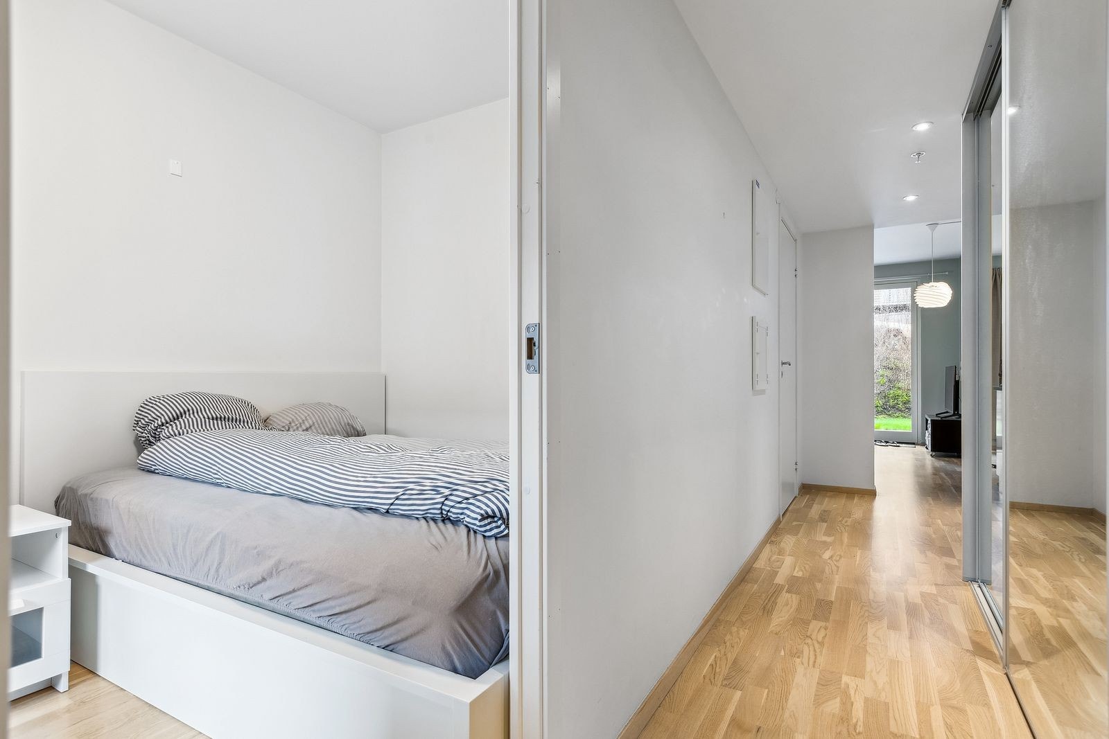 Mellomgang med integrert skyvedørsgarderobe. Galleribilde