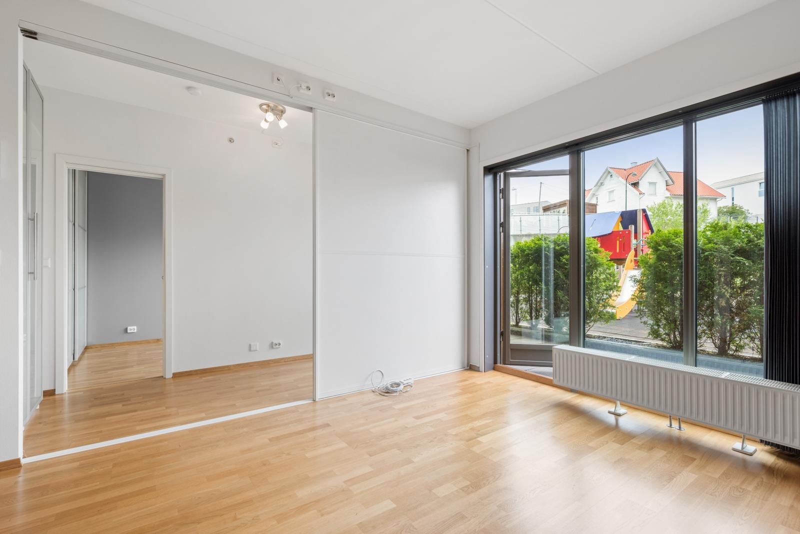 Stue med utgang til usjenert terrasse Galleribilde