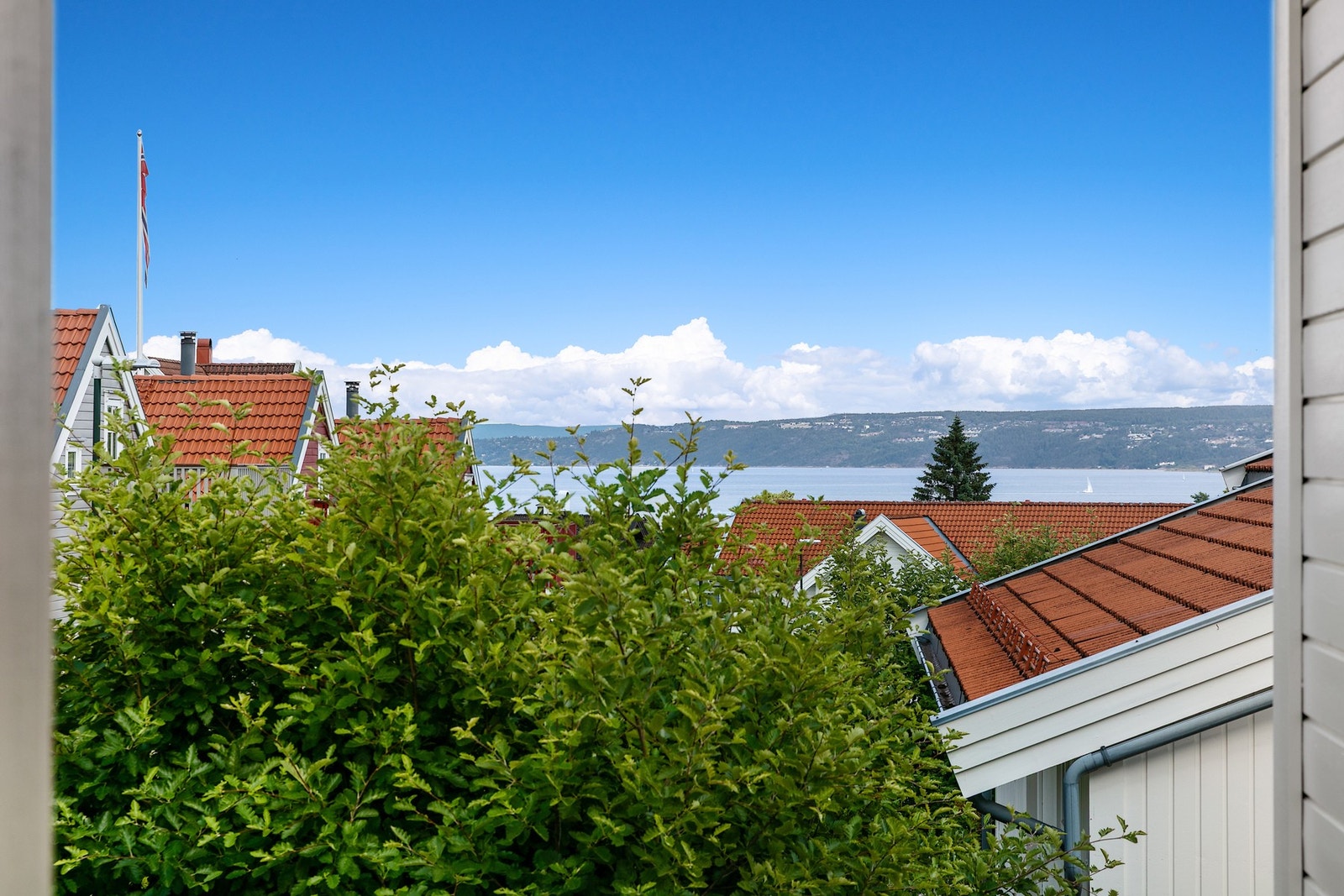 Leiligheten i 2. etasje inngår som del i et småhus oppført i 2004. Utsikt til fjorden fra inngangsparti Galleribilde