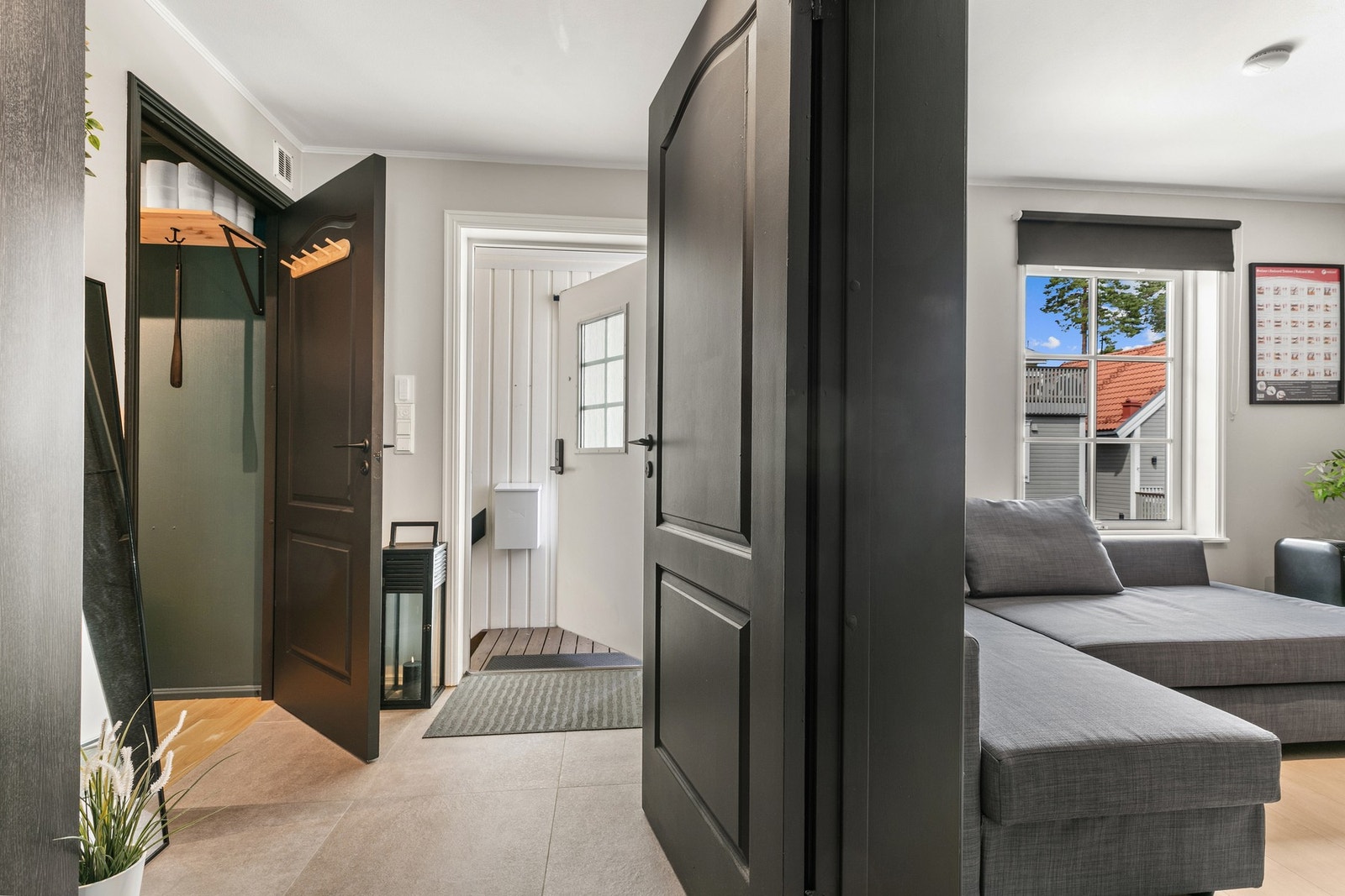 Entréen har adkomst til et bodrom Galleribilde
