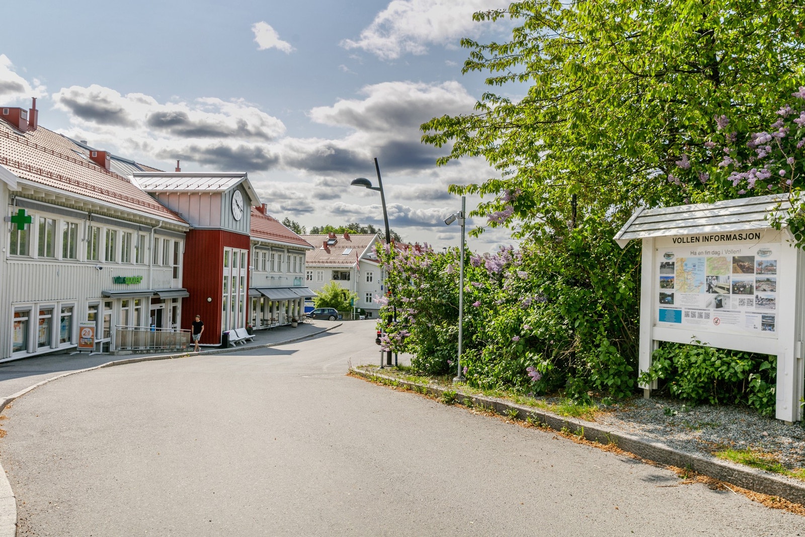 Vollen sentrum har apotek, vinbar, håndverksbedrifter og ulike forretninger. Galleribilde