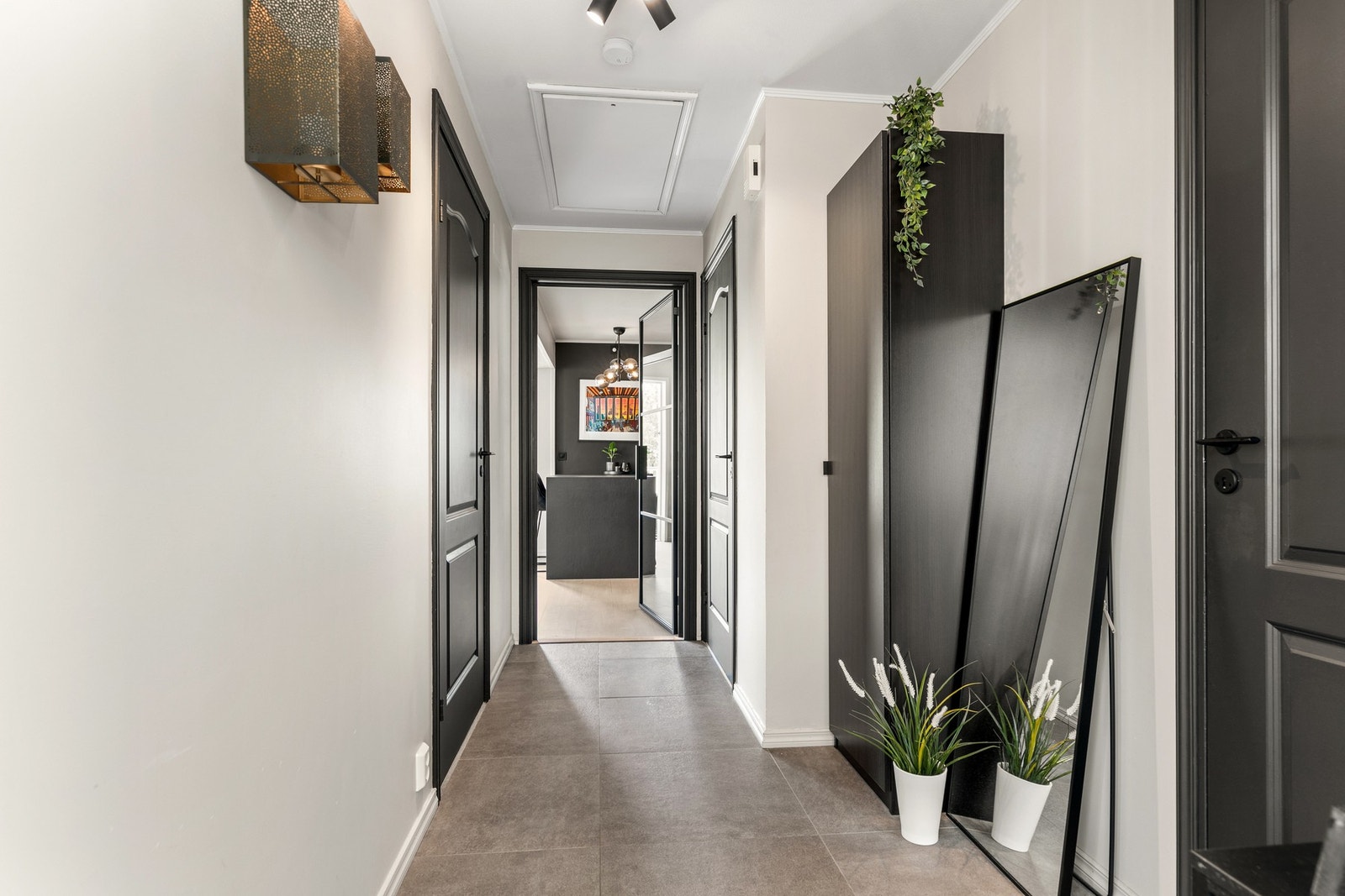 Entré med garderobeskap har adkomst til bad, soverom og innvendig bod Galleribilde