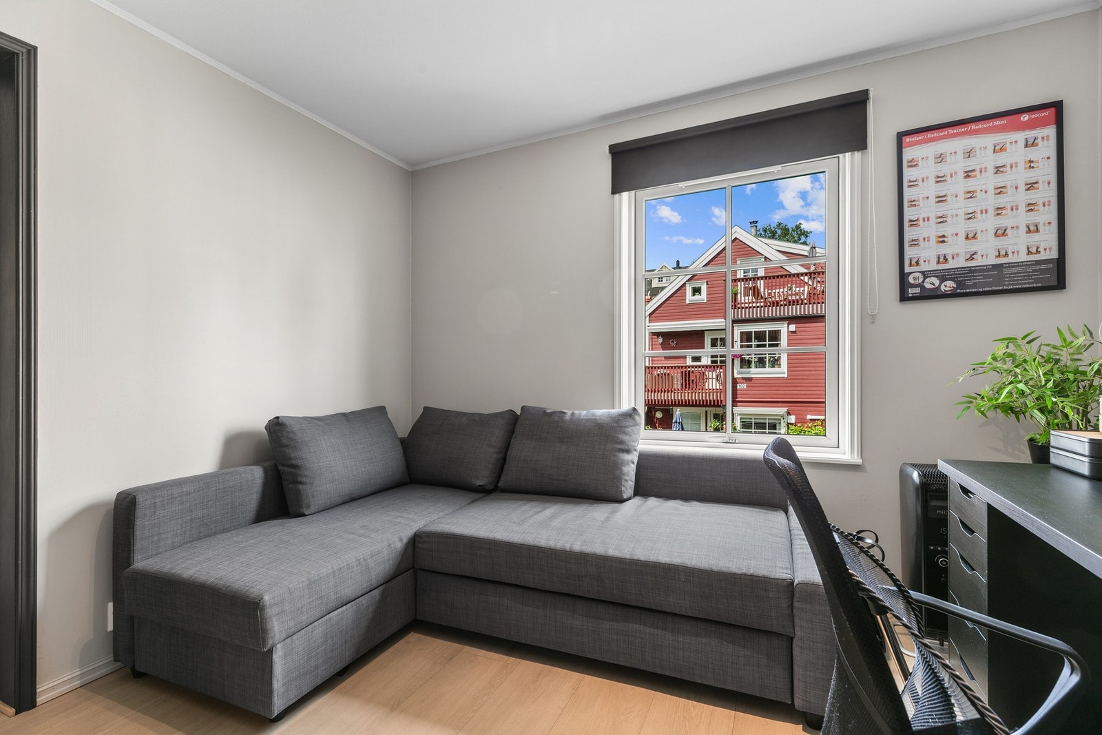 Soverom 2 har mange bruksmåter, og er i dag innredet med en stor hjørnesofa og kontorpult Galleribilde