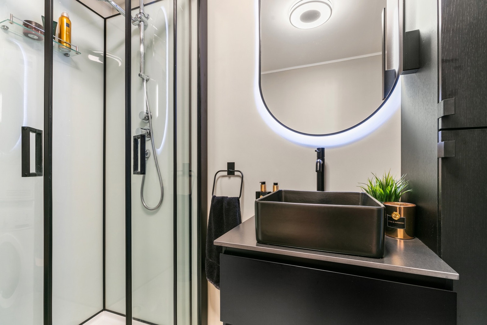 Badet er utstyrt med elektriske varmekabler i gulv Galleribilde