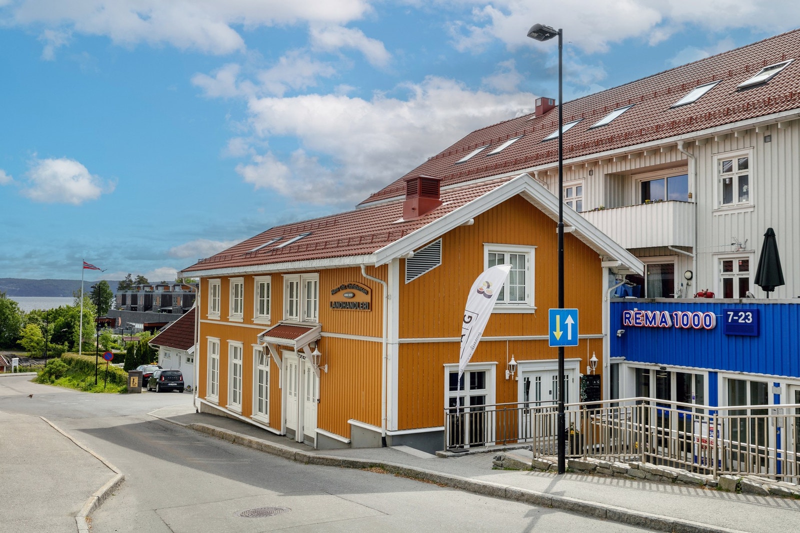 Vollen sentrum har dagligvare, og Hapag Sushi & Diner er super både for take-away og sosiale måltider med venner/familie Galleribilde