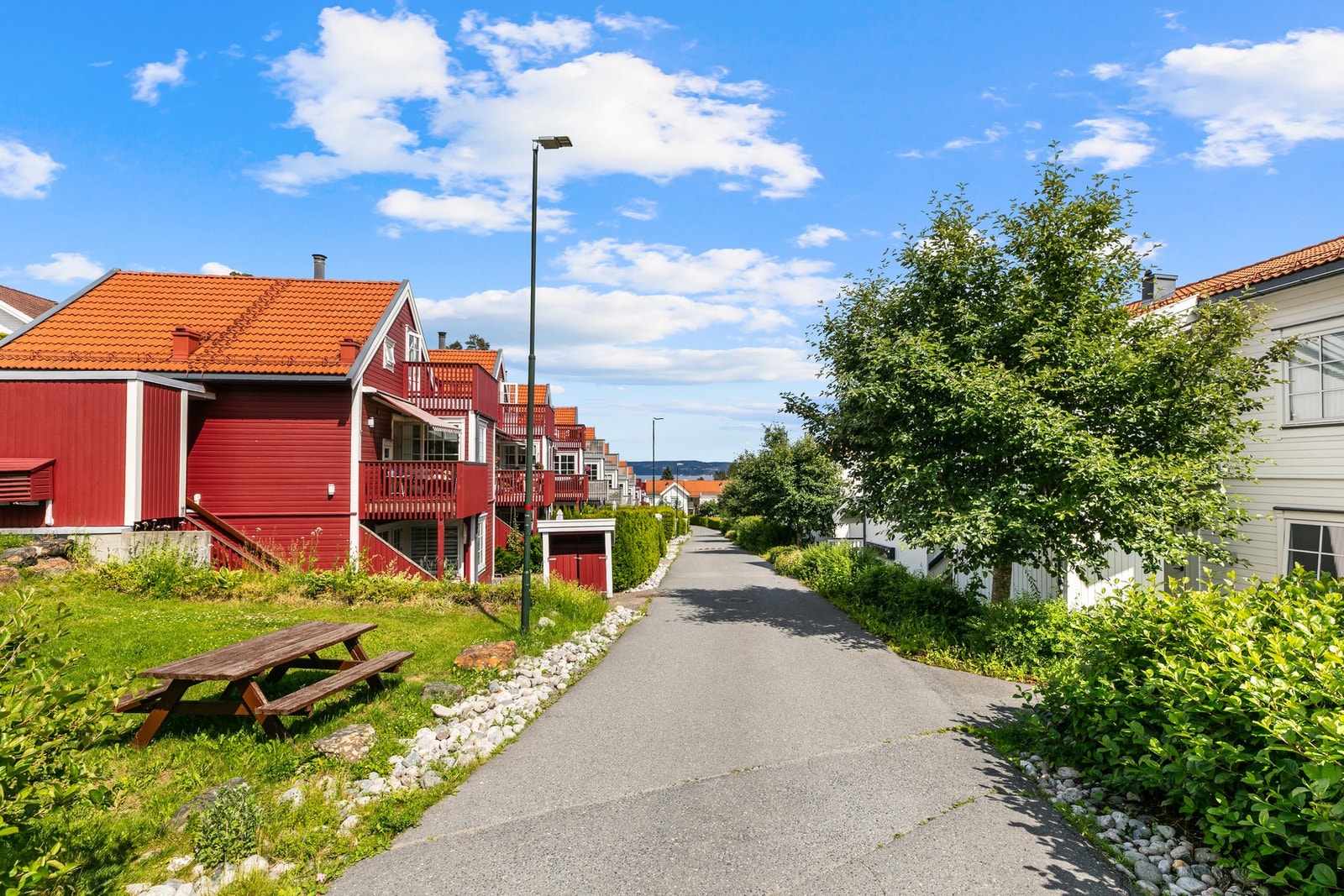 Den barnevennlige gaten gir enkel tilgang til barnehager/Montessori bhg og flotte skoleanlegg ved fjorden Galleribilde