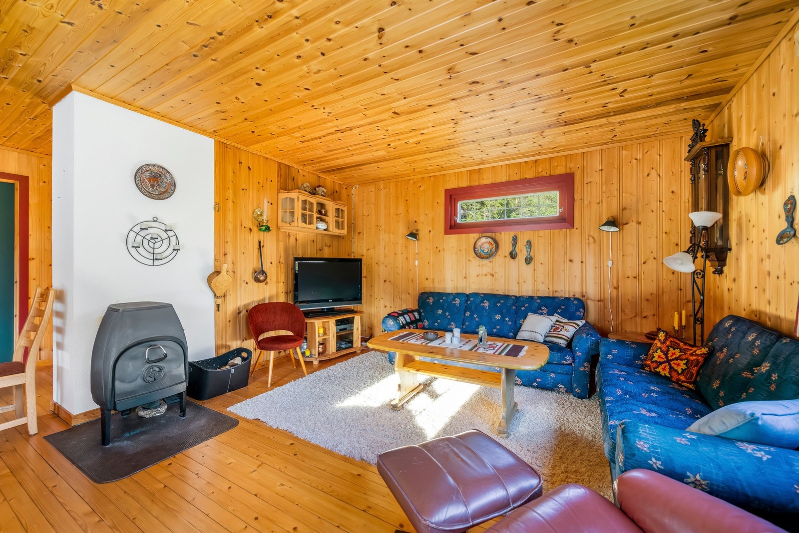 Vedovn er plassert i stue, varmer godt på kalde dager. Galleribilde