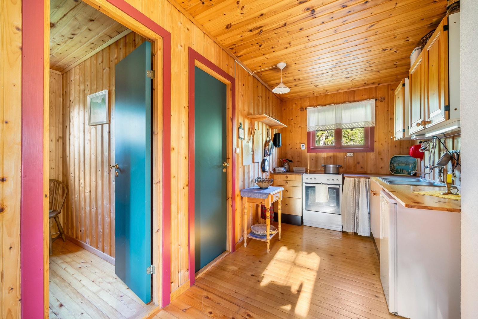 Fra kjøkken er det inngang til begge soverommene. Galleribilde