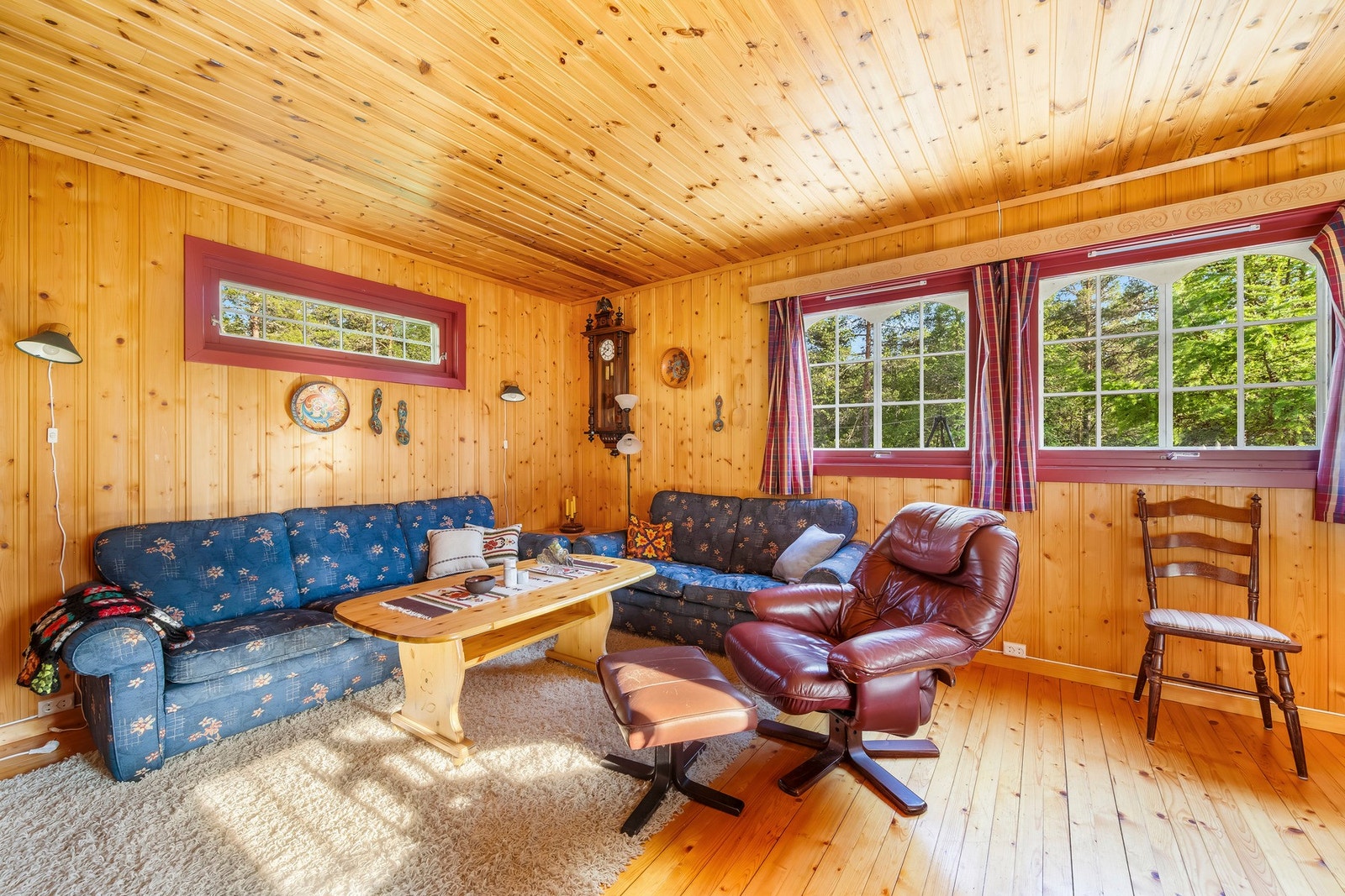 Stue med åpen løsning mot kjøkken. Galleribilde