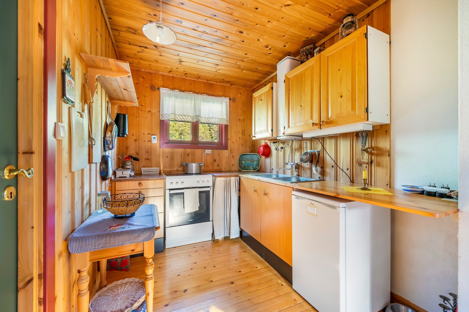 Kjøkkenkrok med komfyr, kjøleskap og bra med skapplass. Galleribilde