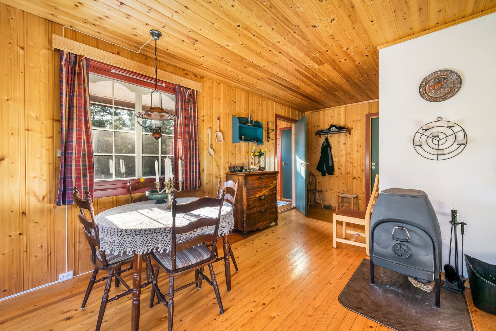 Fra gang kommer man inn til stue/kjøkken. Galleribilde