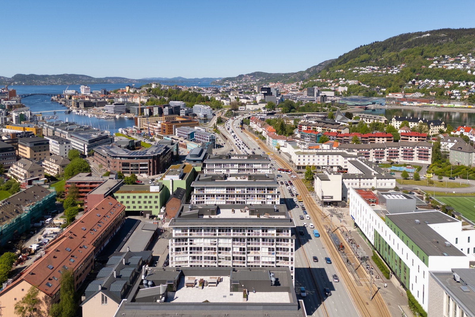 Leiligheten har en svært sentral beliggenhet på Danmarksplass med gangavstand til flere dagligvarebutikker. Galleribilde