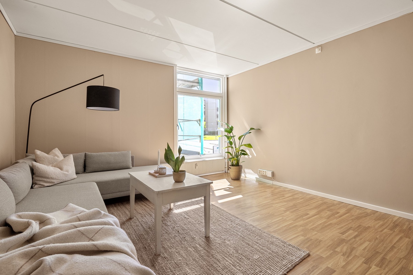 Stuen har laminat på gulv, slette malte vegger og malte betongelementer i himling. Galleribilde