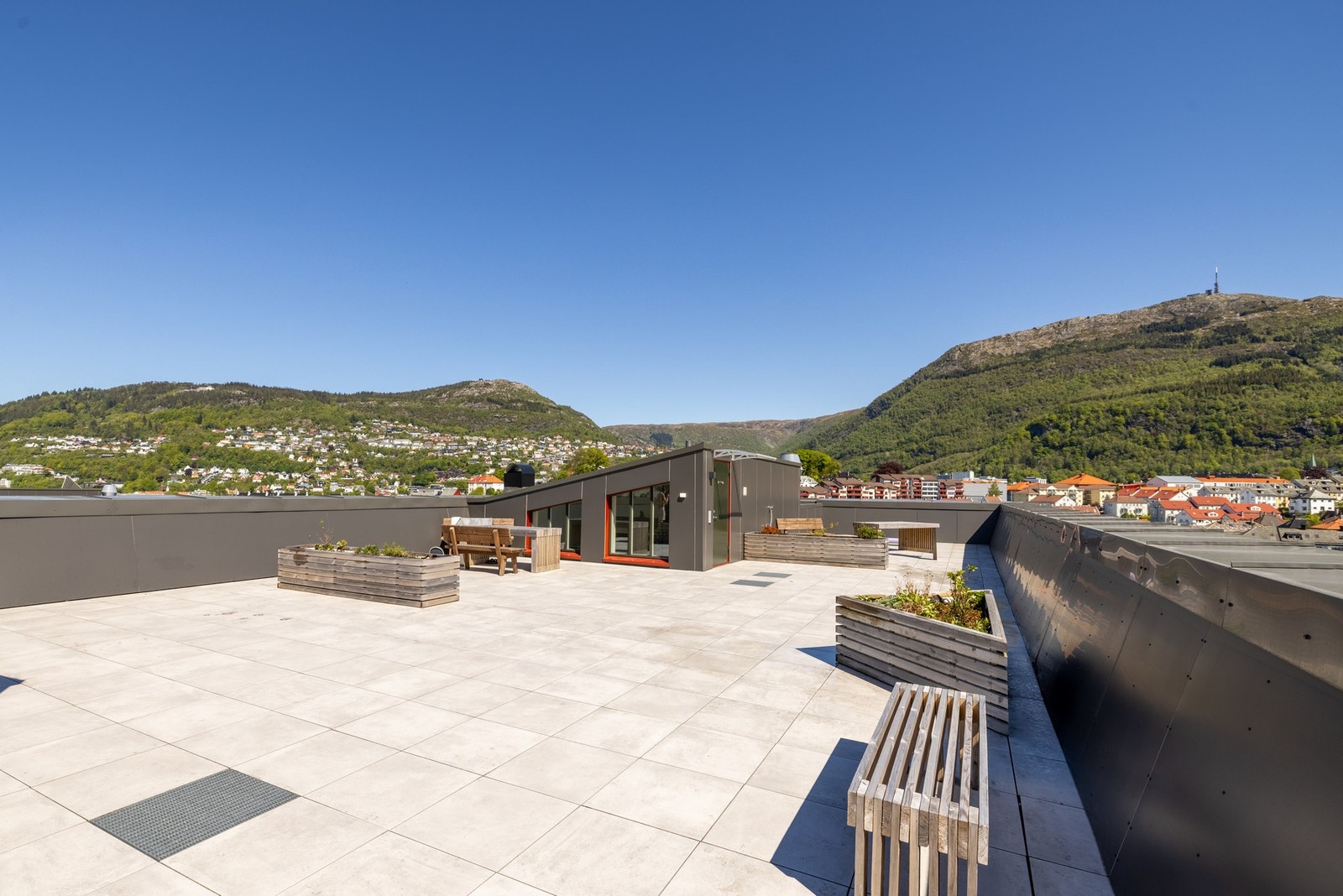 Felles takterrasse i borettslaget, med utsikt til både Fløyen og Ulriken. Galleribilde