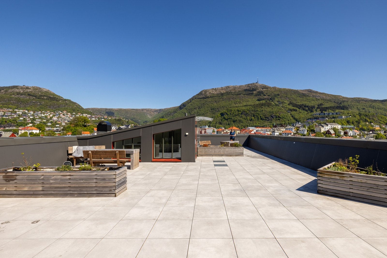 Takterrassen er av god størrelse og har svært gode solforhold. Galleribilde