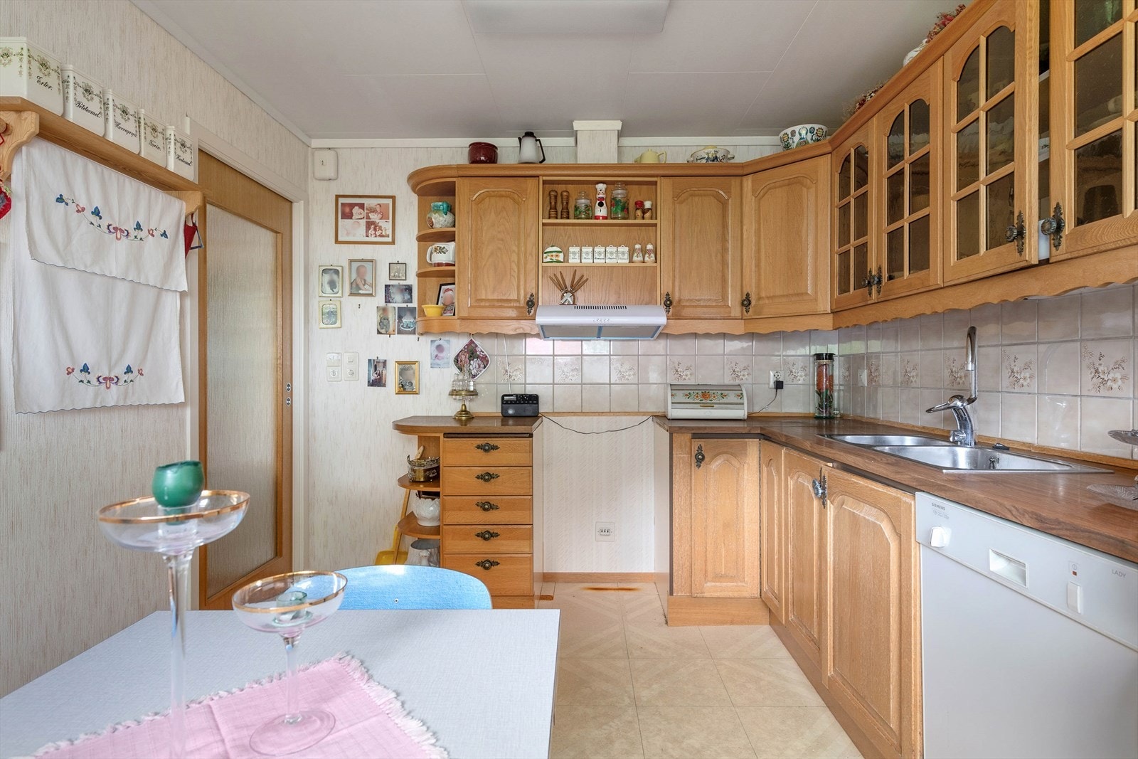 Kjøkenet har eldre innreiing med eikefrontar og laminat benkeplate. Galleribilde