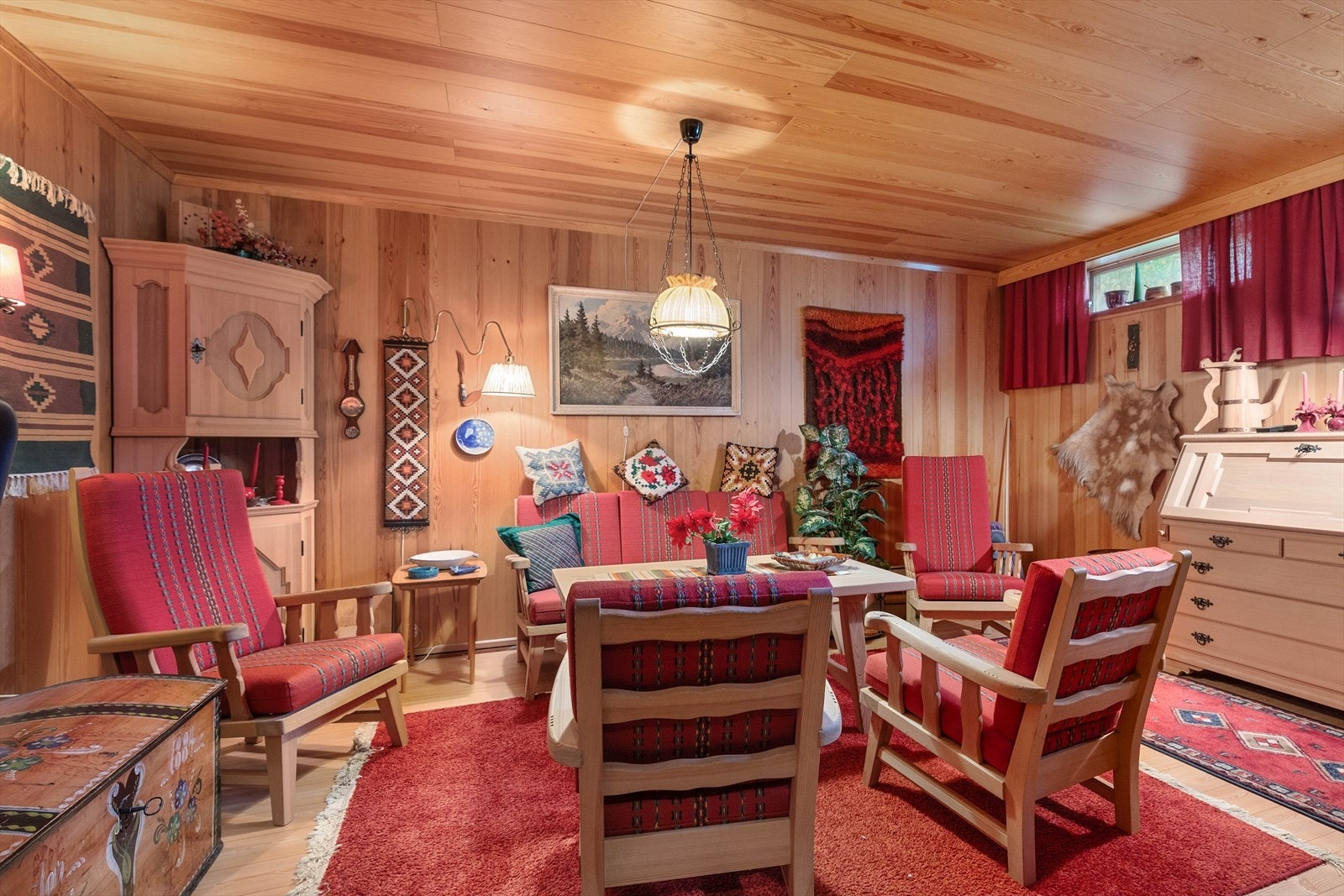 Romsleg kjellarstove med overflater frå byggeår. Belegg på golv. Galleribilde