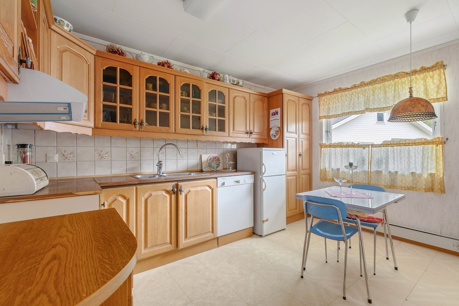 Kjøkenet er funksjonelt med god skap- og benkeplass. Det er også plass til eit kjøkkenbord med stolar. Galleribilde