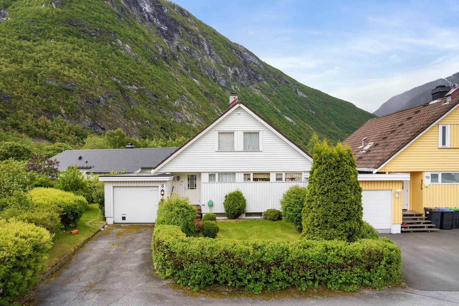 Eit flott og innhaldsrikt rekkehus med attraktiv plassering sentralt i Øvre Årdal. Galleribilde