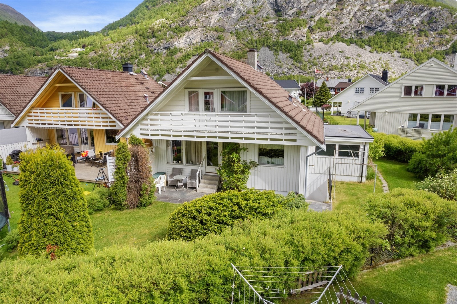 Sjølveigartomt med fint opparbeida uteområde med beplantning og grøntareal. Galleribilde