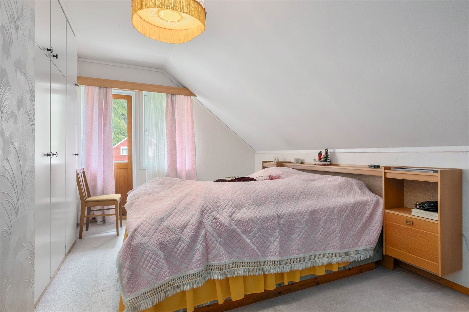 Hovudsoverom med plass til seng og garderobe. Galleribilde