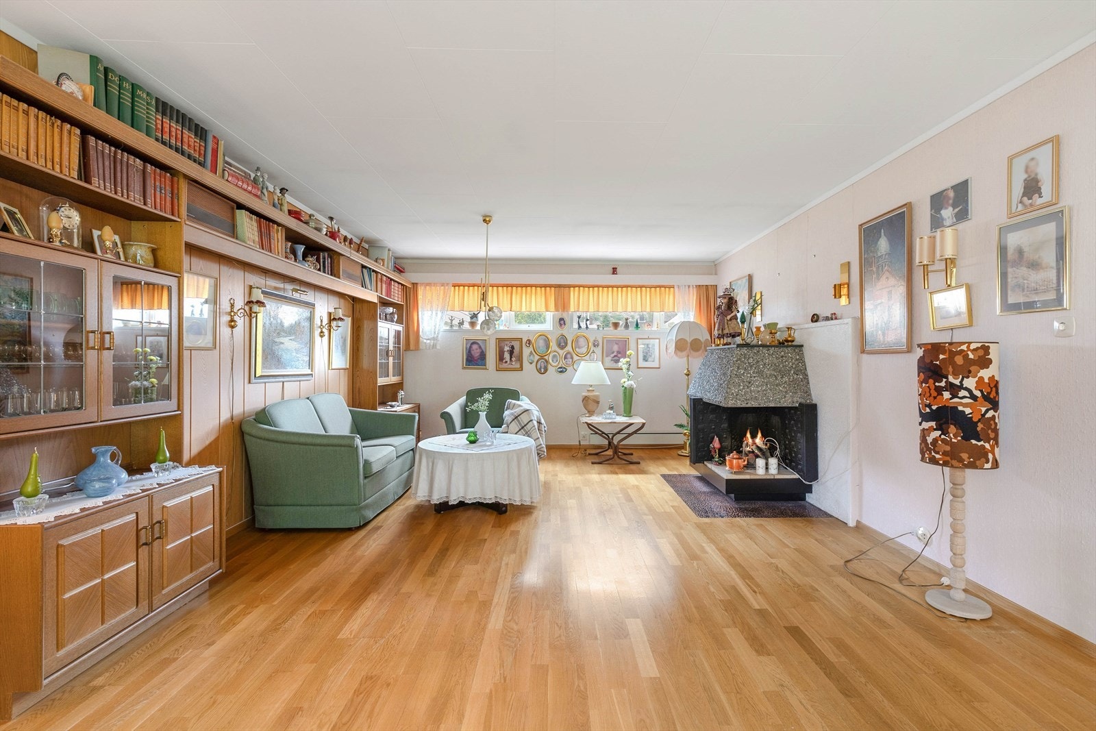 I 1. etasje finn ein stove, kjøkken, toalettrom, entrè/trapperom og utgang til hage. Galleribilde