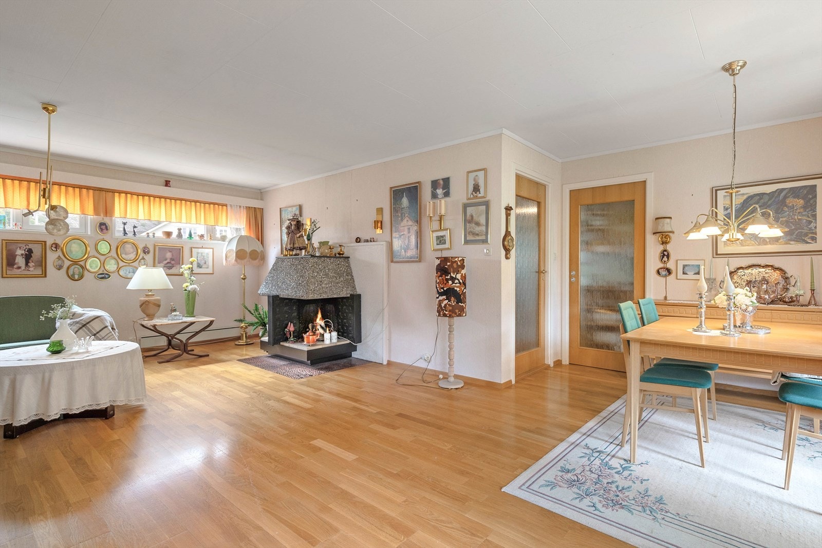 Stova er romsleg, med plass til sittegruppe og spisestove. Galleribilde