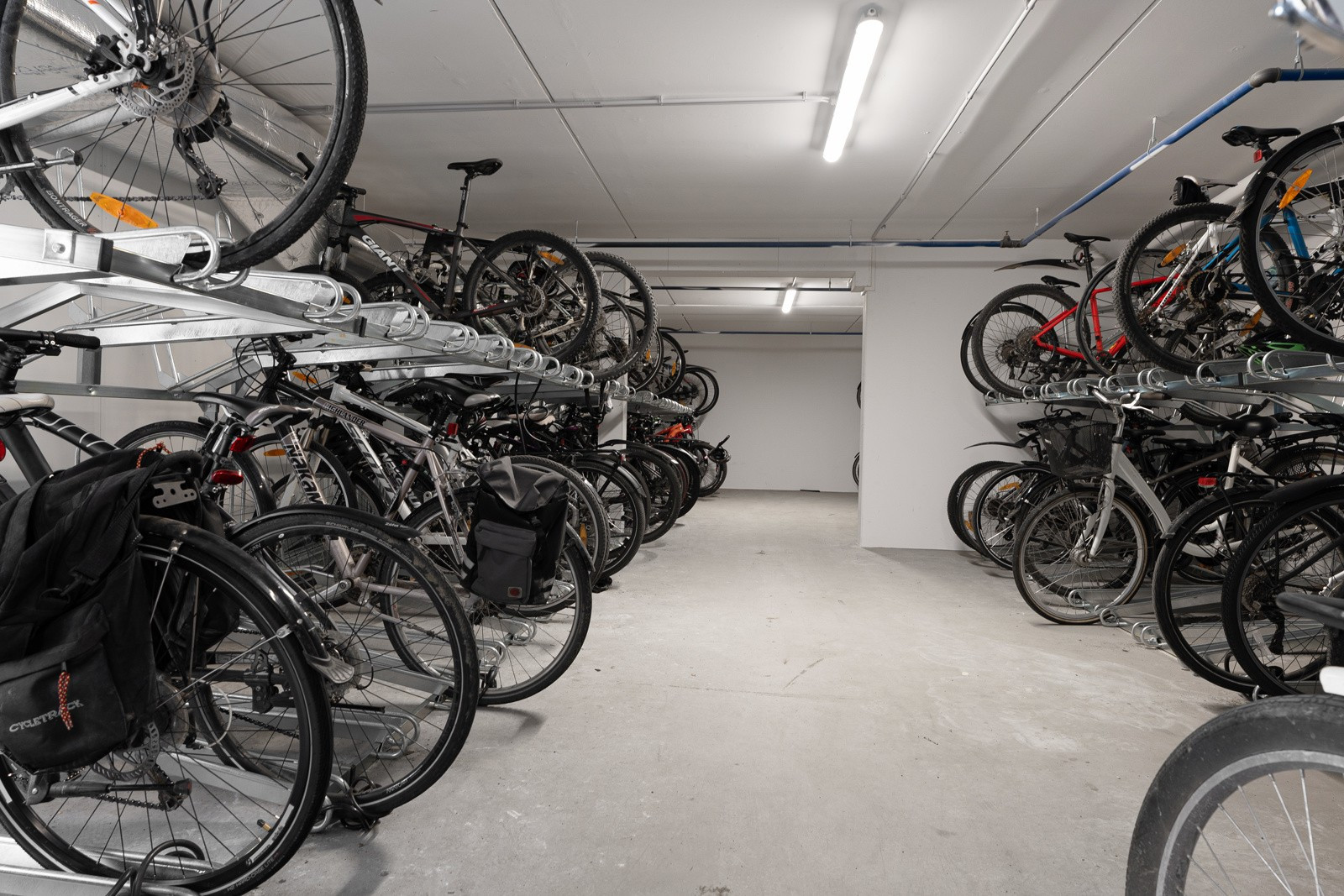 Praktisk innendørs sykkelgarasje.