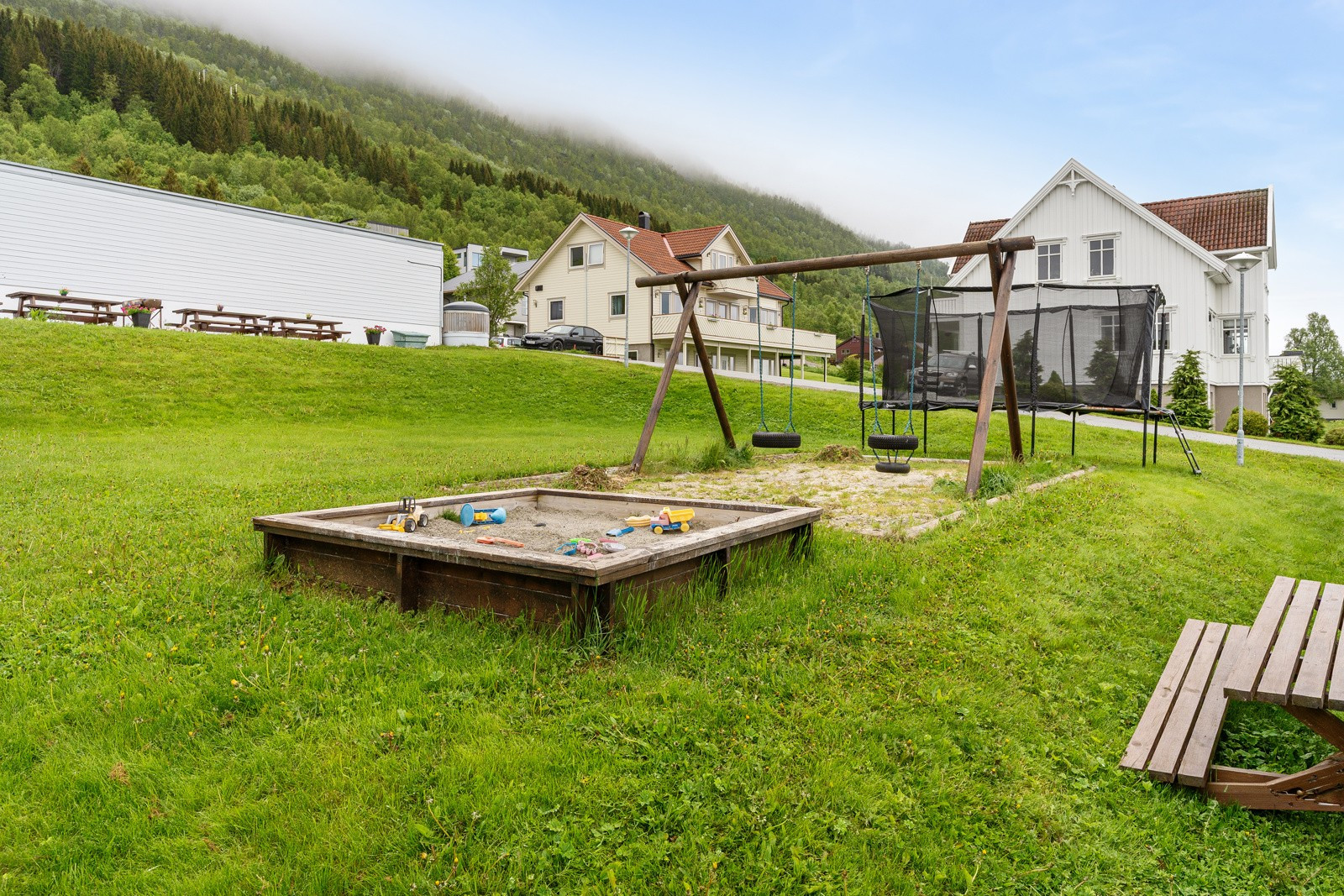Rolig og familievennlig beliggenhet med nærhet til lekeplasser, turområder, skole og barnehage.