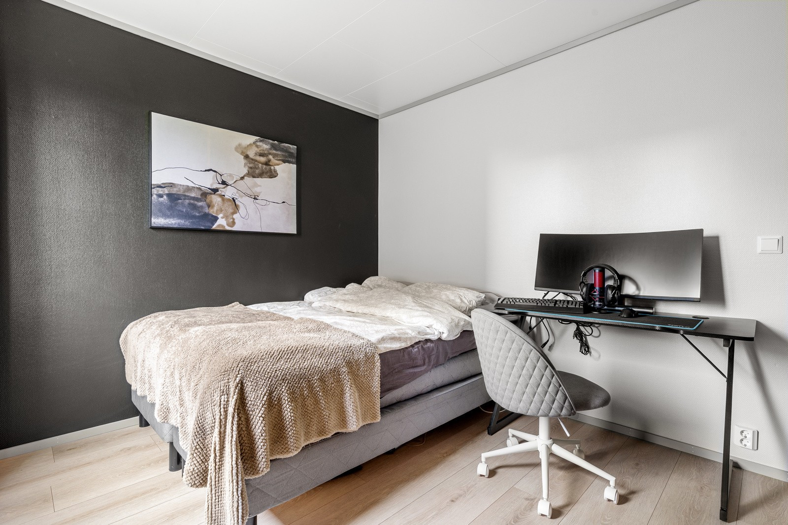 Soverom 1 med god plass til seng av ønsket størrelse og tilhørende møblement.