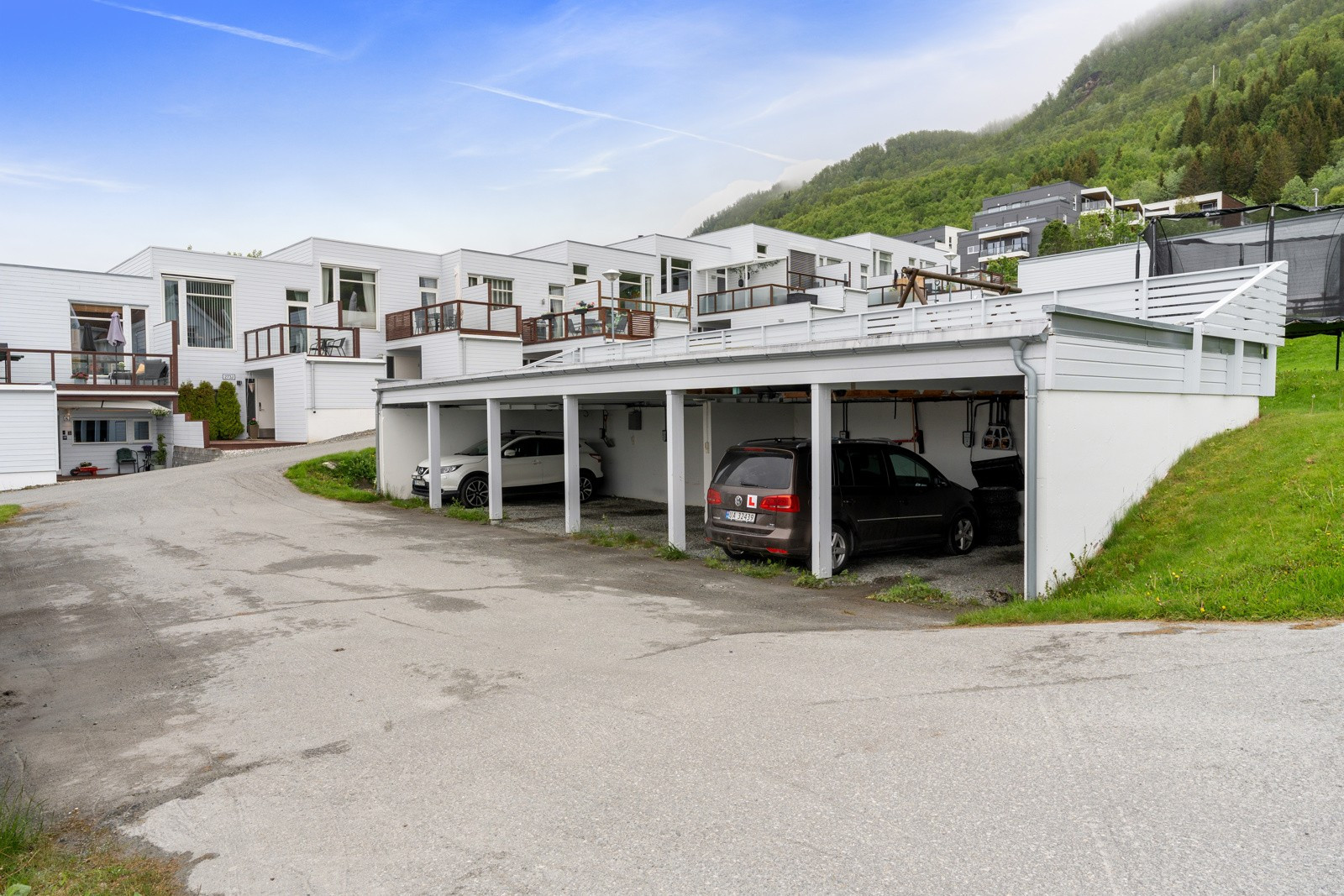Praktisk parkering i Carport.