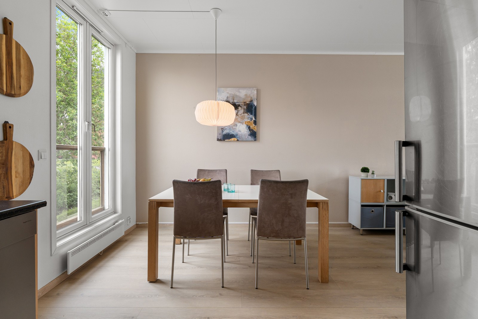 Med en delvis åpen stue- kjøkkenløsning fungerer spisestua som et naturlig bindeledd.