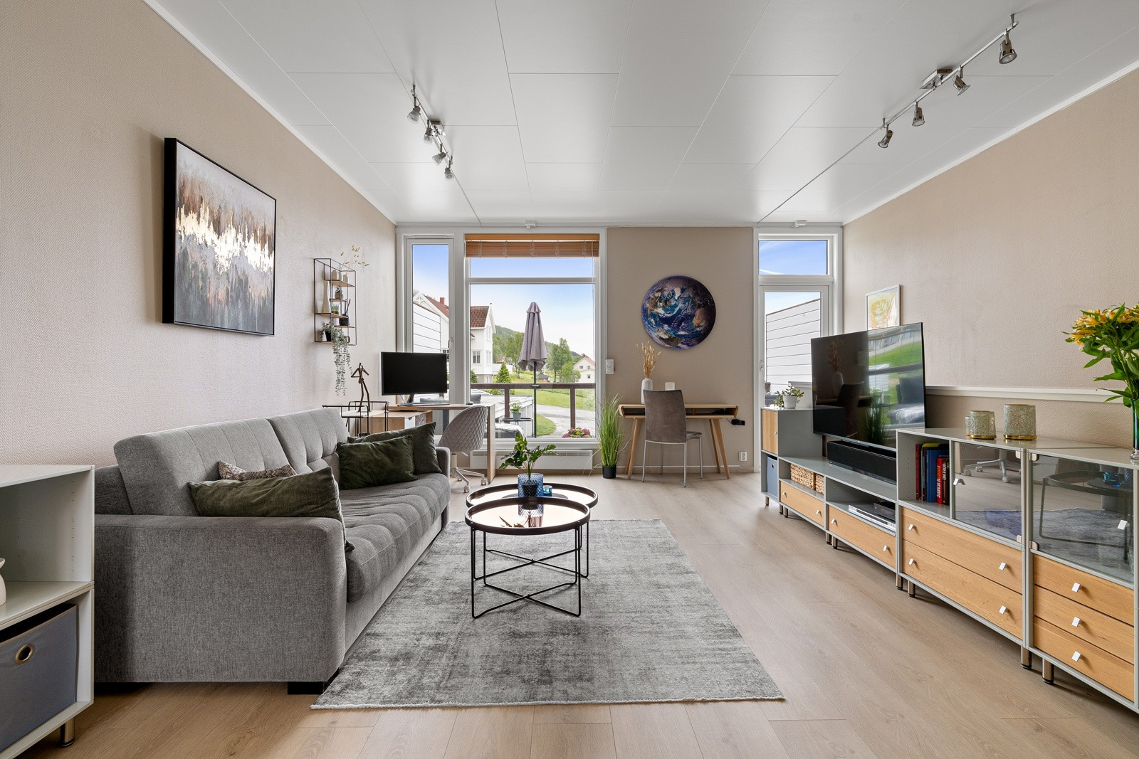 Stua byr på gode møbleringsmuligheter!