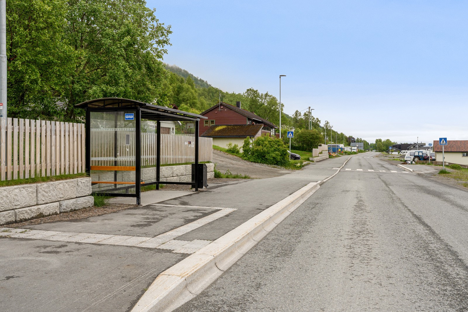 Kort vei til busstopp med gode bussforbindelser.