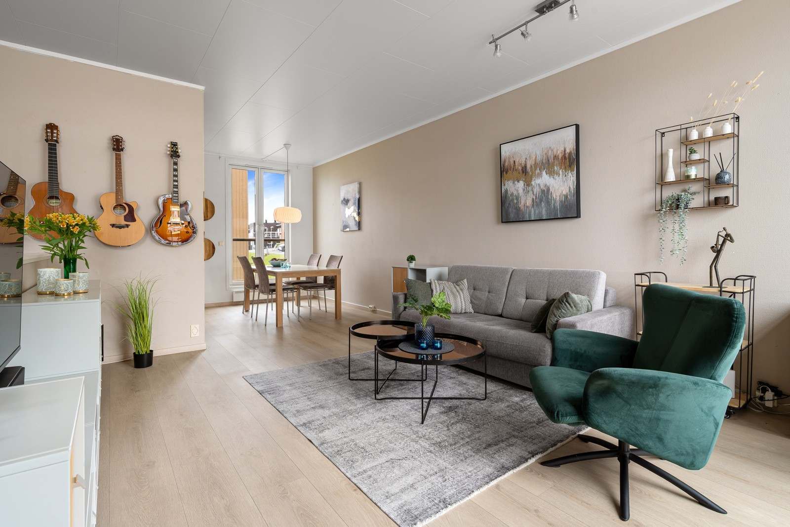 Velkommen inn! Her blir du møtt av en åpen og luftig stue.