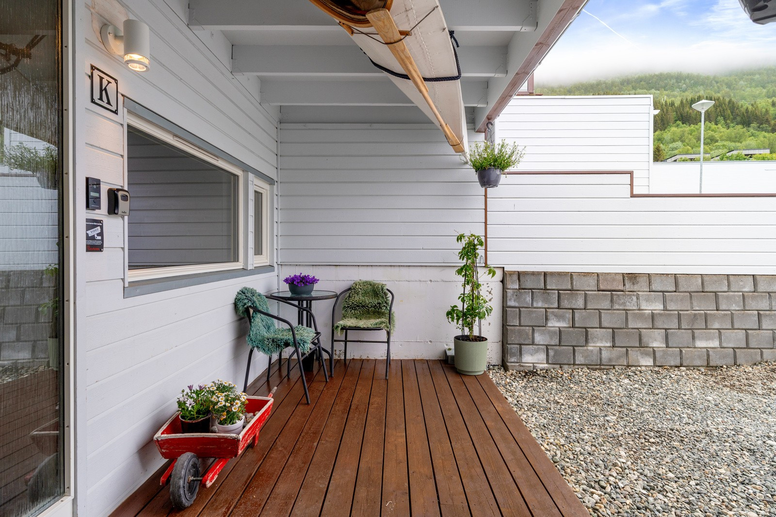 Terrasse ved inngang.
