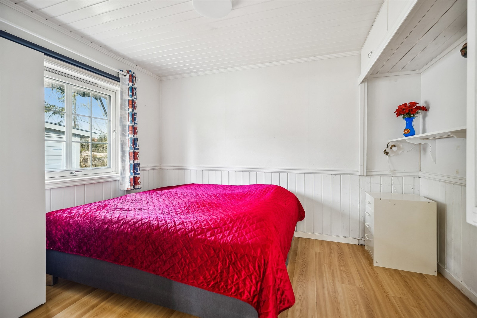 Boligens hovedsoverom er et pent rom med innebygget garderobeskap, plass til dobbeltseng og nattbord. Galleribilde