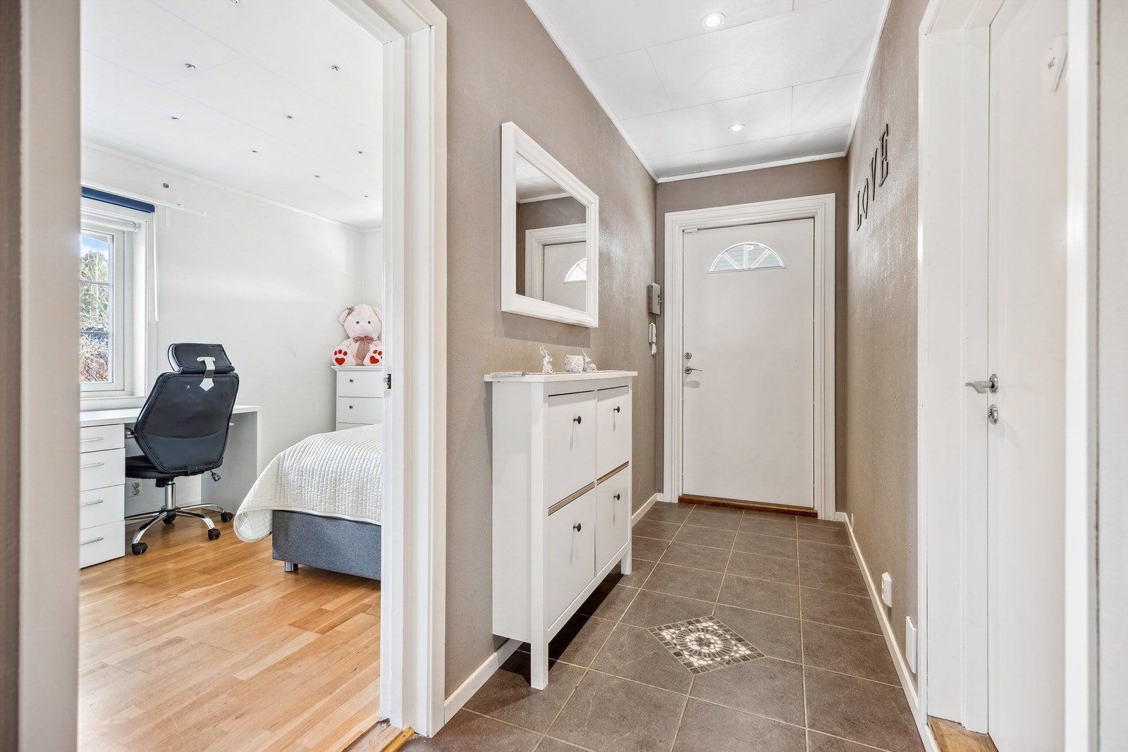 Entréen fører til boligens tre soverom og bad i 1.etasje. Galleribilde