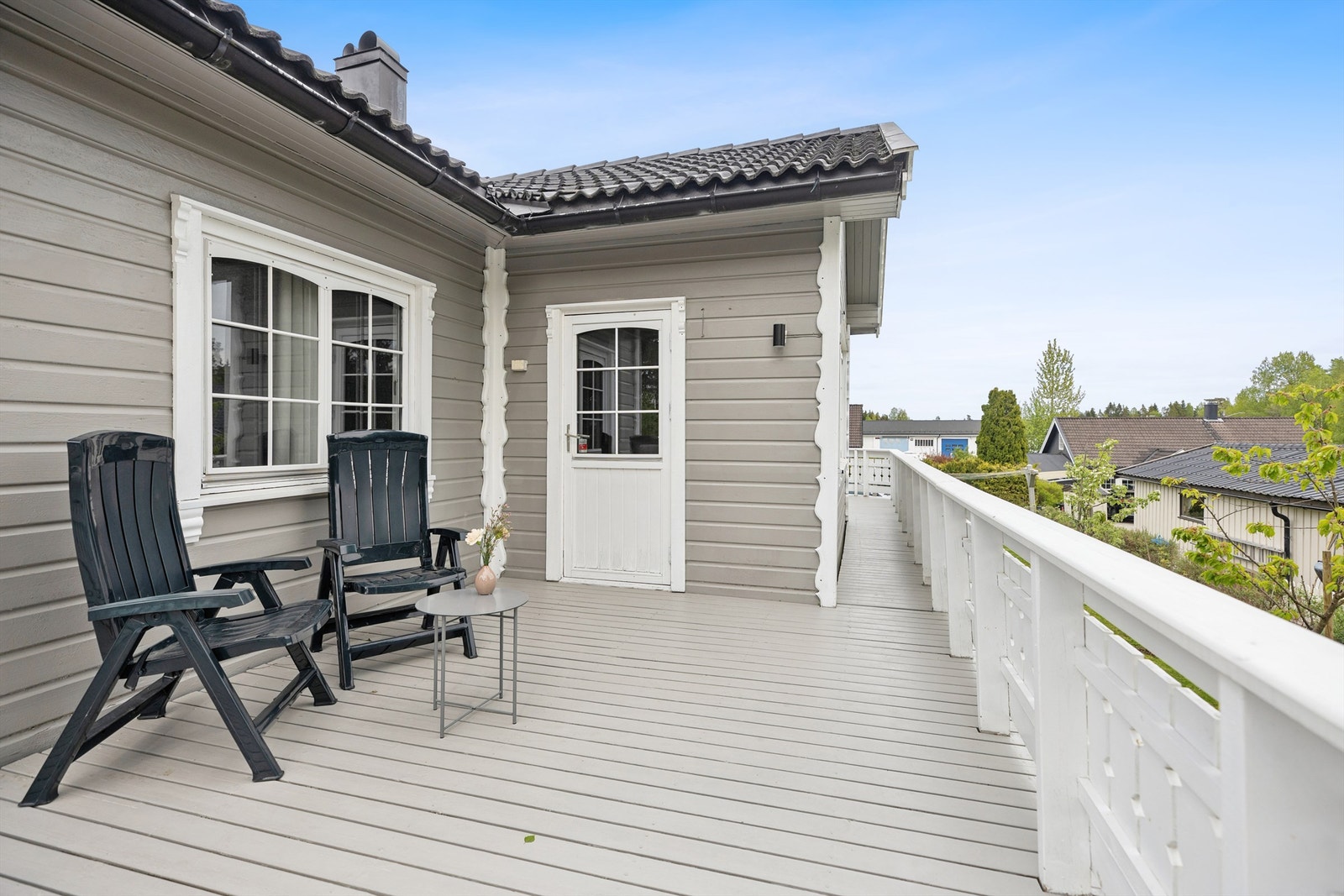 Adkomst fra stuen ut til sydvestvendt terrasse på ca. 40 kvm. Her kan man nyte solrike dager, og lange sommerkvelder. Galleribilde