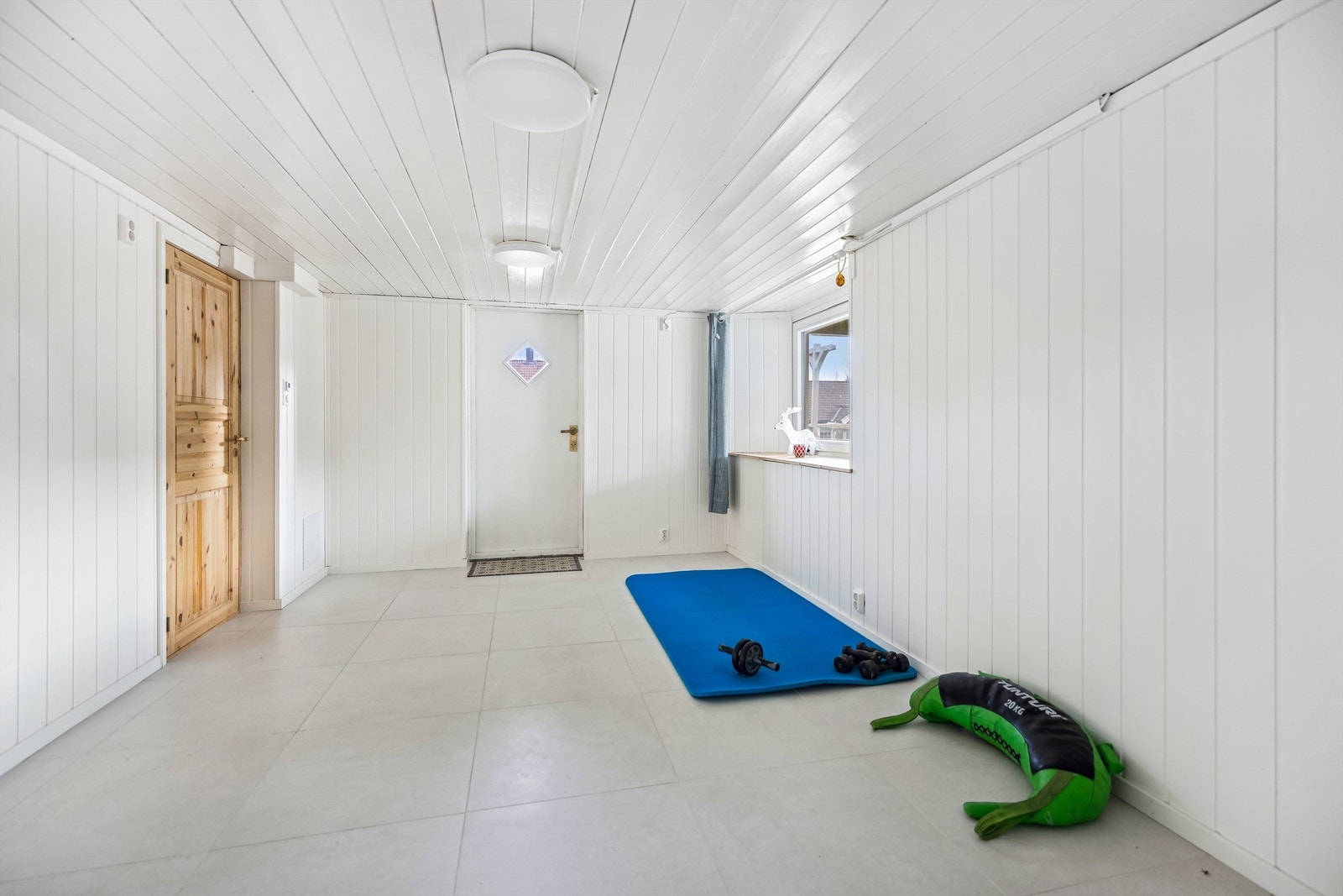 Rommet har en egen praktisk ytterdør (ikke godkjent til varig opphold). Galleribilde