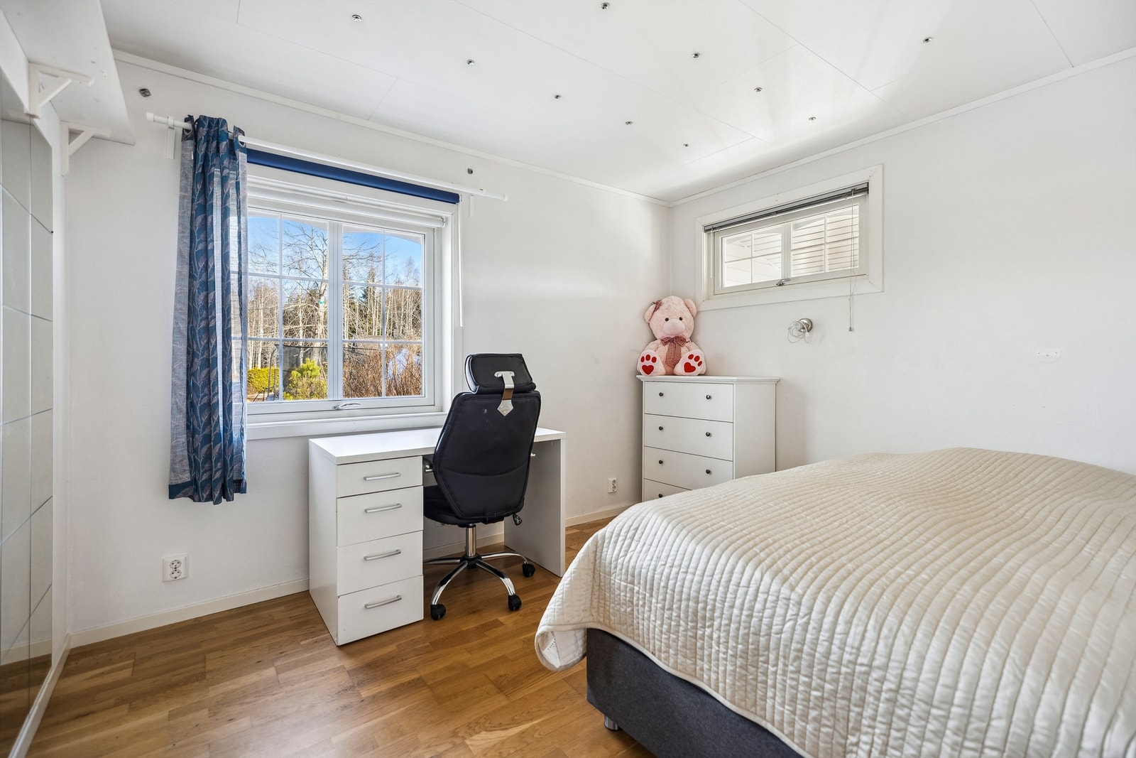 Rom benyttet som soverom er et lyst, og romslig rom med god plass til dobbeltseng, nattbord og klesoppbevaring (ikke godkjent til varig opphold) Galleribilde