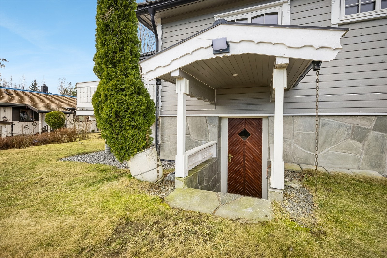 Overbygget inngangsparti til kjelleretasjen. Galleribilde