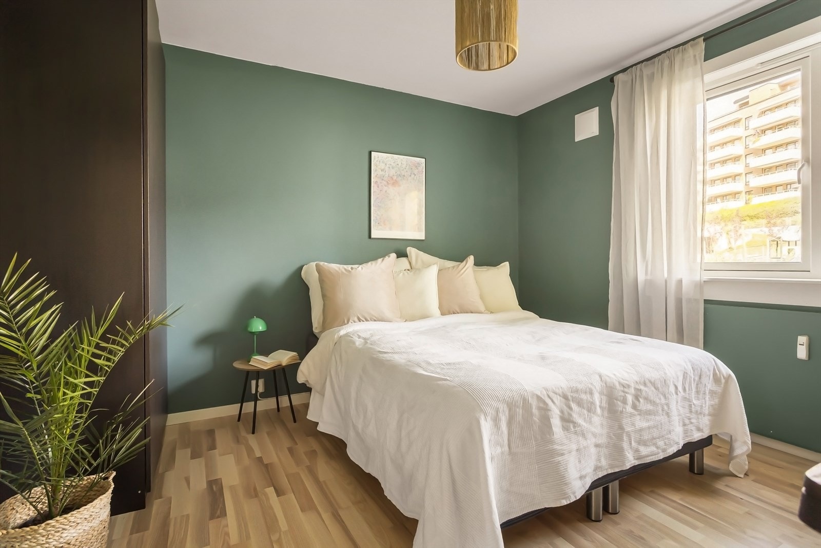 Leilighetens hovedsoverom er av god størrelse Galleribilde