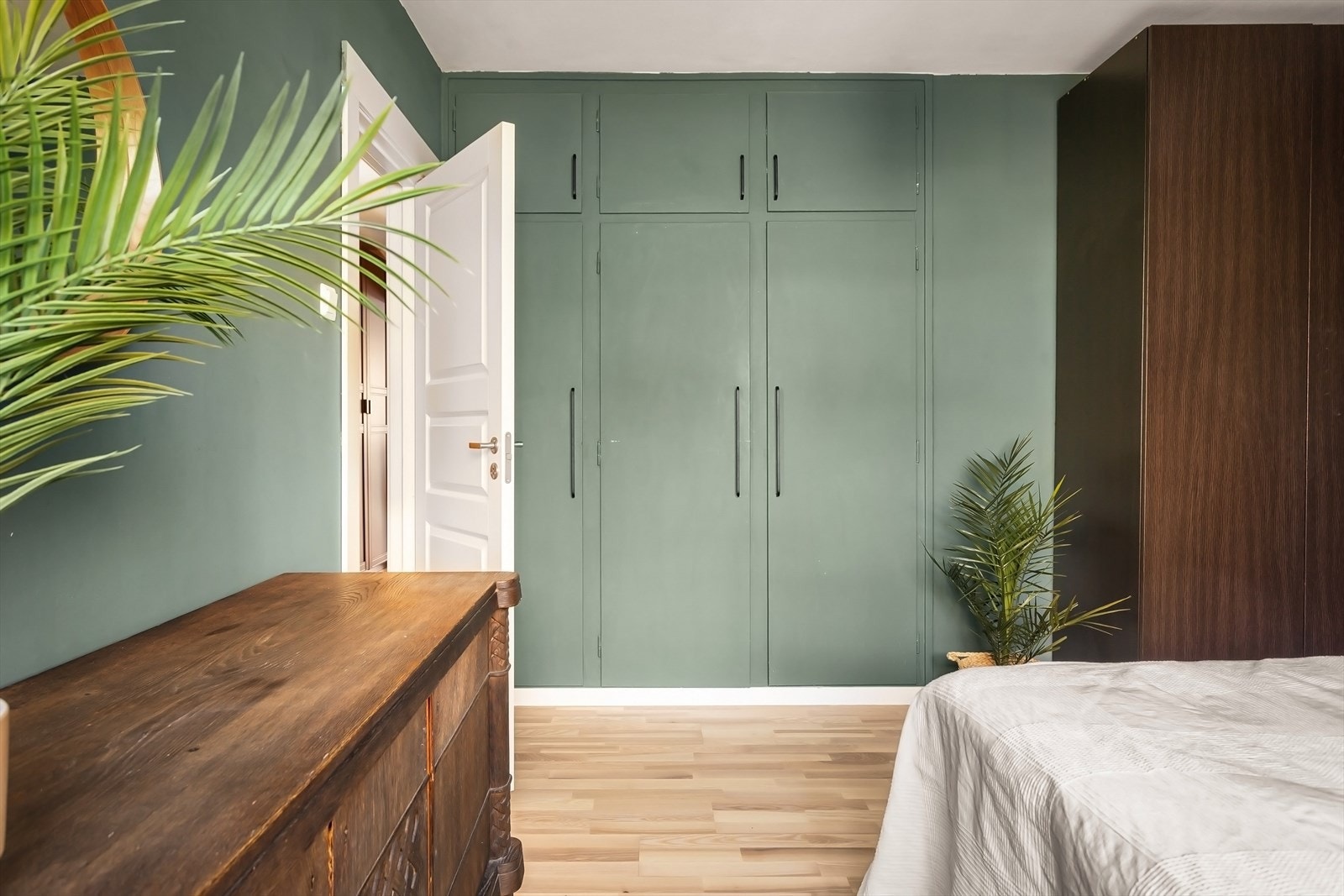 Innfelte skap sørger for rikelig med oppbevaringsplass Galleribilde